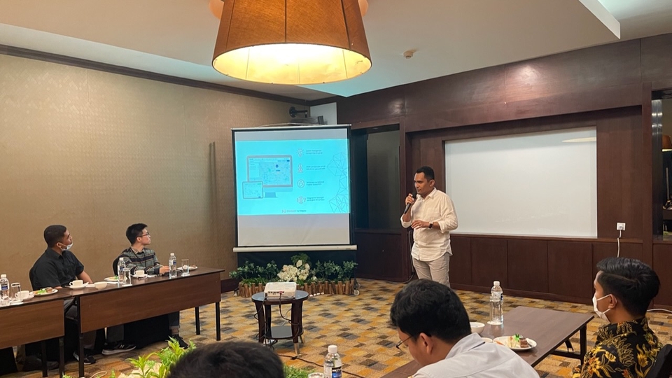Konsultan bisnis profesional sedang memberikan presentasi strategi bisnis kepada klien