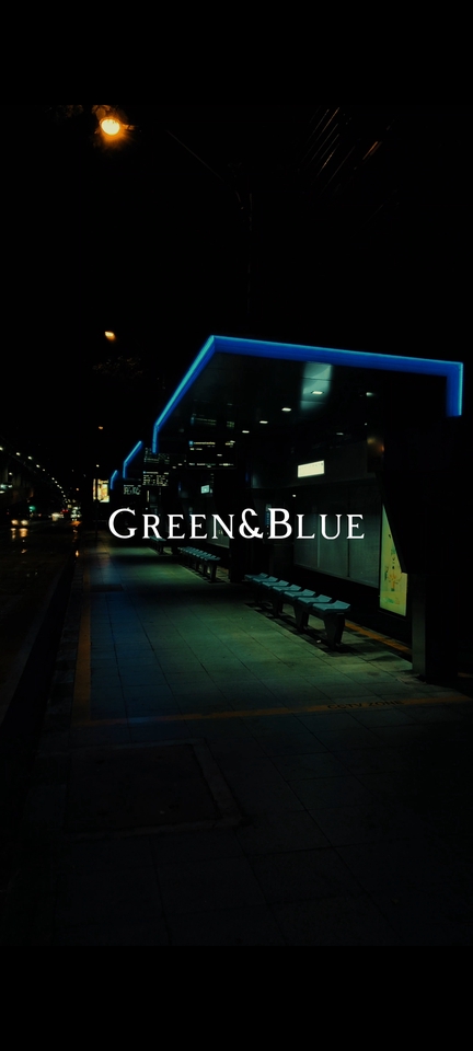 ภาพบรรยากาศสถานีรถโดยสารยามค่ำคืนที่มีแสงไฟสีน้ำเงินสวยงาม เหมาะสำหรับ รับถ่ายวีดีโอ ตัดต่อวีดีโอท่องเที่ยว ทำวีดีโอ รับทำ presentation งานแต่ง บรรยากาศดี ถ่ายวีดีโอ สวยงาม วิดีโอดี ถ่ายวิดีโอ งานแต่ง ราคาถูก ถ่ายวีดีโอ นนทบุรี