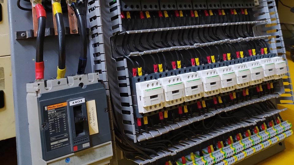 Jasa Konsultan IT Support Terbaik - Pembuatan Panel Elektrik