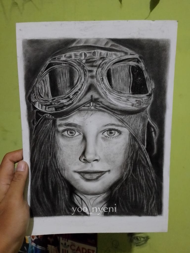 Jasa pembuatan karikatur wajah dengan detail hitam putih dan gambar sketsa wajah seorang wanita dengan kacamata gaya pilot, layanan freelance desain vektor karikatur