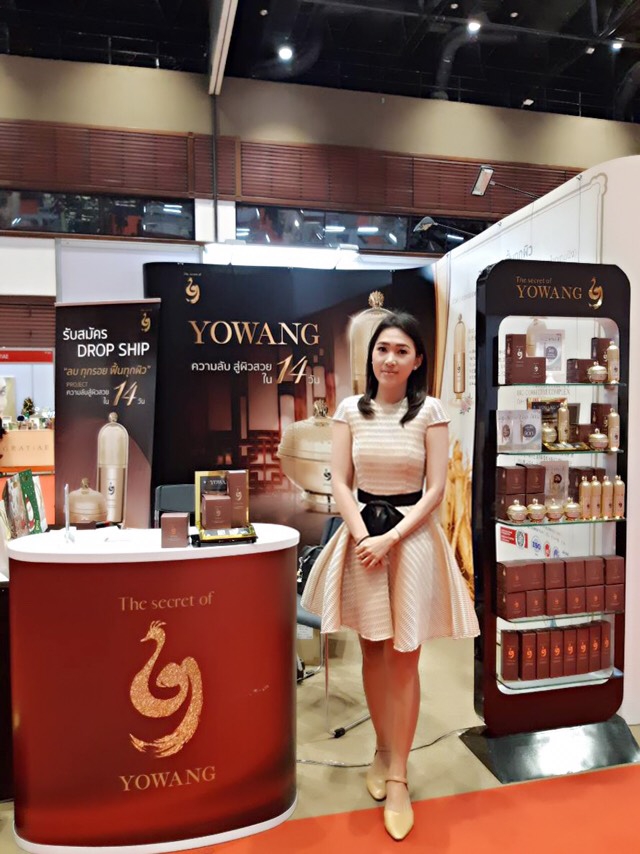 พนักงานขายออกบูธสินค้าเครื่องสำอางYOWANG