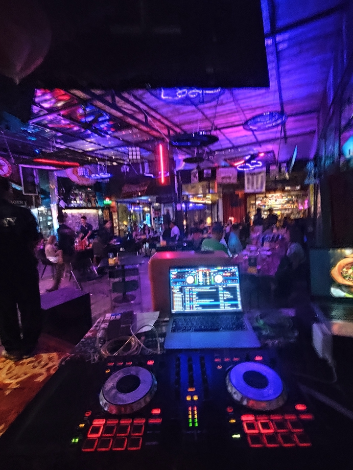 จ้างดีเจเปิดแผ่นงานปาร์ตี้ ดีเจมืออาชีพ ราคาประหยัด