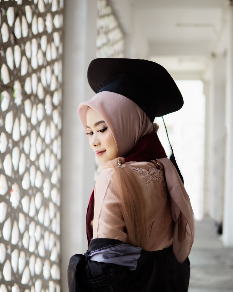 Jasa Fotografi Wisuda Wanita Berhijab Dengan Kebaya dan Gaun