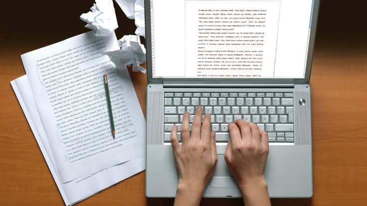 Freelance writer Indonesia mengerjakan proyek copywriting di laptop. Jasa penulis artikel, jasa copywriting, jasa pembuatan artikel.