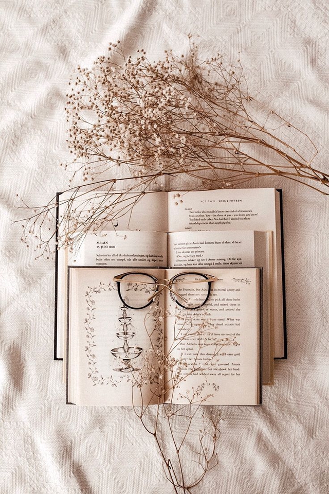 Jasa penulis artikel freelance, copywriter profesional, jasa content writer Indonesia. Buku dan kacamata di atas meja.