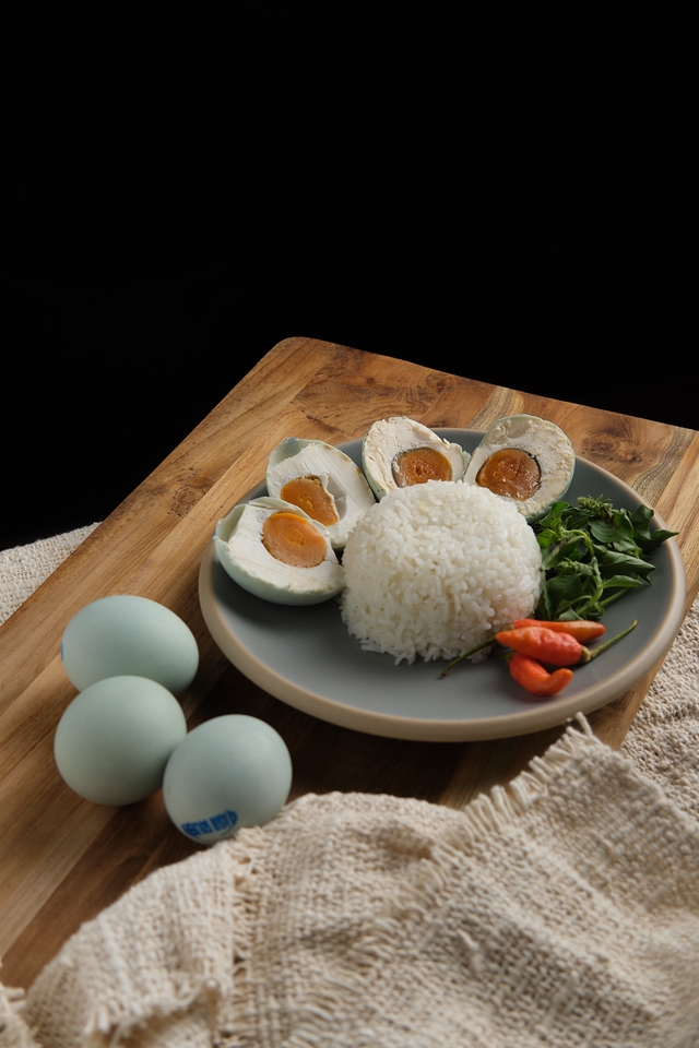 Jasa foto produk makanan dengan telur asin dan nasi putih