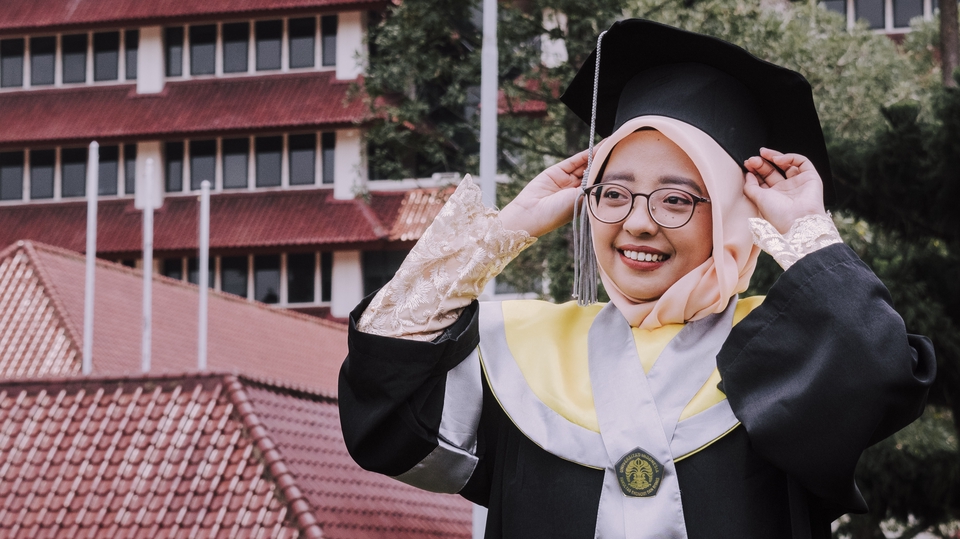 Fotografi - FOTO WISUDA/GRADUATION PERSONAL DI TEMPAT (OUTDOOR) JABODETABEK - 1