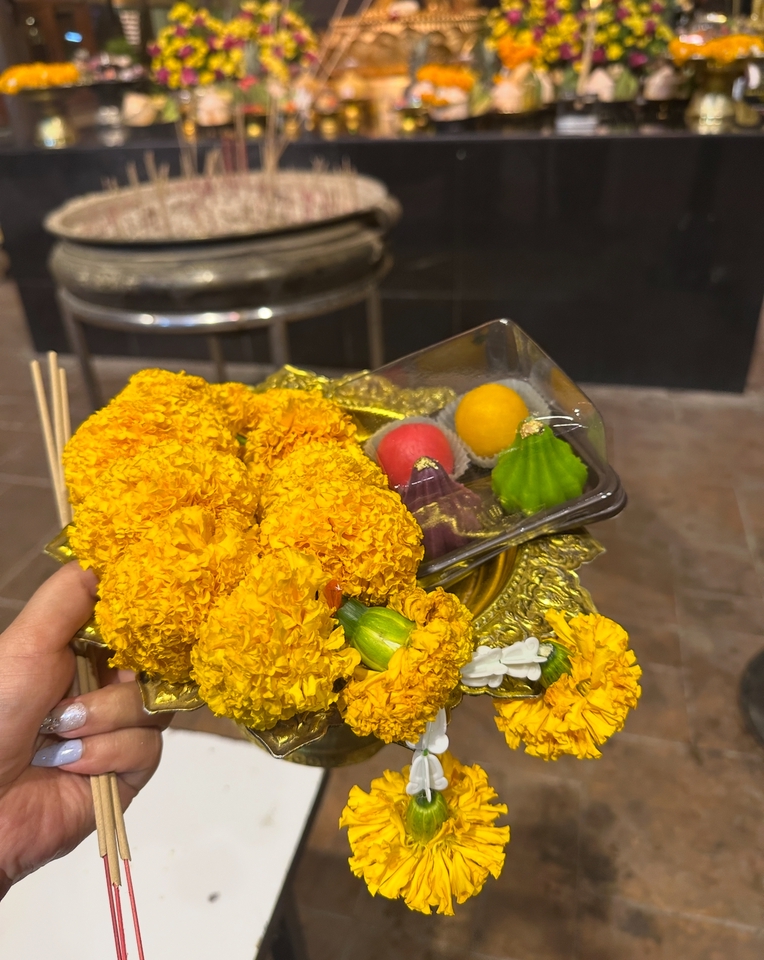 รับจ้างทำบุญออนไลน์ บริการทำบุญไหว้พระ แทนคุณ ใส่บาตรดอกไม้และขนมไทย