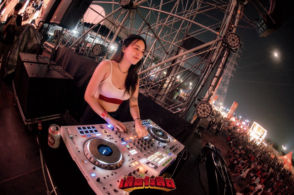 ดีเจหญิงสาวกำลังเปิดแผ่นในงานปาร์ตี้