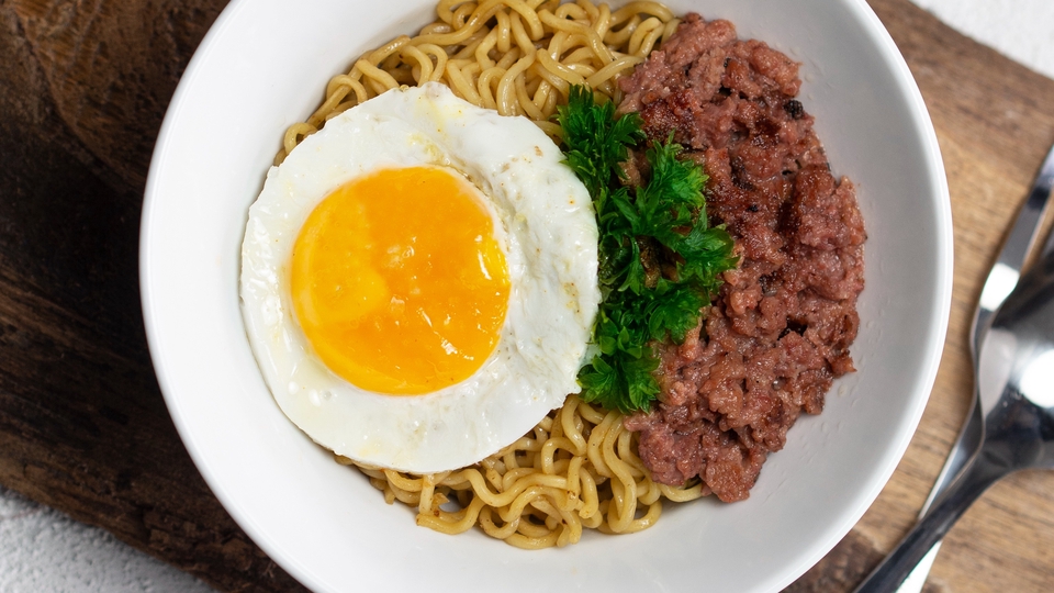 Jasa Fotografi Makanan dengan Mie, Telur, dan Daging
