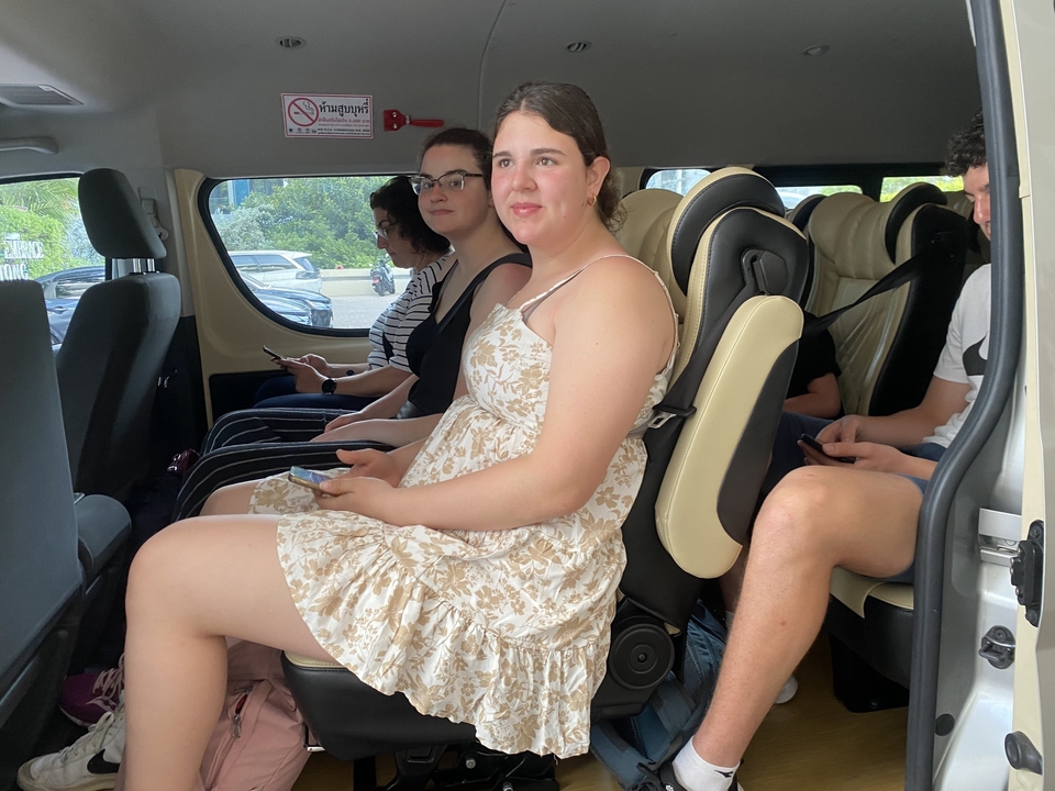 จ้างคนขับรถรายวัน บริการคนขับรถส่วนตัว ราคาประหยัด คนขับรถหญิงและชาย ปลอดภัยน่าเชื่อถือ