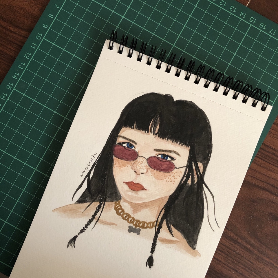 Jasa ilustrasi digital, gambar wanita berambut hitam dengan kacamata dan kalung sedang tersenyum