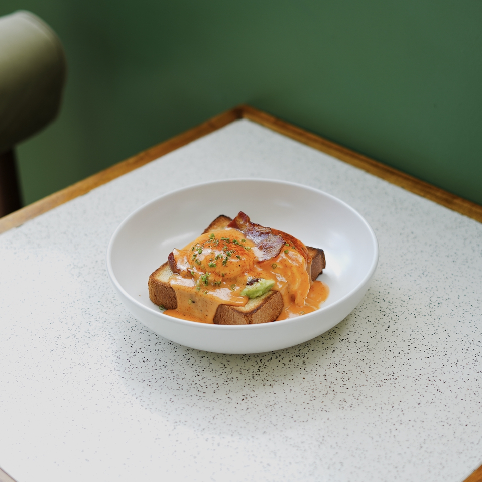 Jasa Fotografi Makanan - Foto makanan lezat dengan saus dan topping di atas roti panggang.