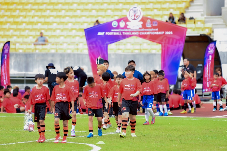 ช่างภาพ รับถ่ายภาพ เด็กๆ ทีมฟุตบอล ยูนิฟอร์มสีแดง