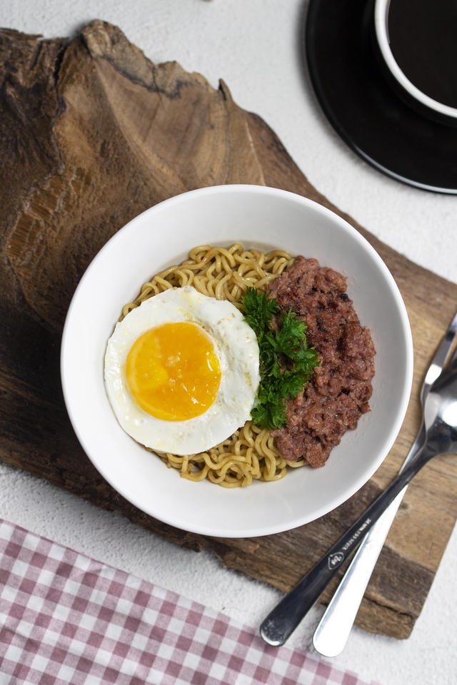 Jasa Fotografi Makanan, Foto Mie Instan dengan Telur dan Daging Cincang