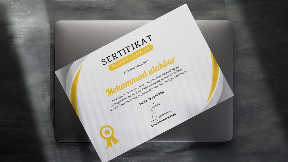 Contoh sertifikat penghargaan desain grafis dengan desain yang elegan dan modern untuk kebutuhan desain professional.