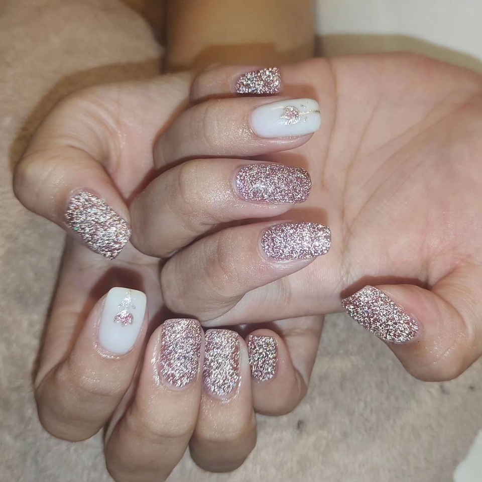 บริการทำเล็บที่บ้าน  ช่างทำเล็บมืออาชีพ  สีเจลประกายระยิบระยับ  สวยหรู ดูแลเล็บมือ  รับทำเล็บถึงบ้าน