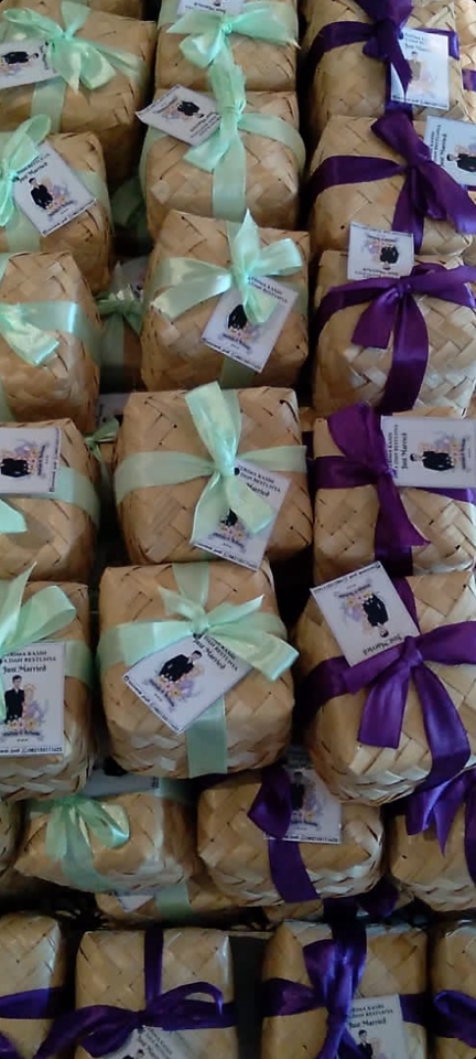 Jasa ilustrasi digital dengan desain kotak hadiah pernikahan. Ilustrasi ini cocok untuk keperluan pernikahan, souvenir, dan dekorasi. Desain kotak hadiah dengan warna dasar cokelat dan tali pita berwarna hijau dan ungu.