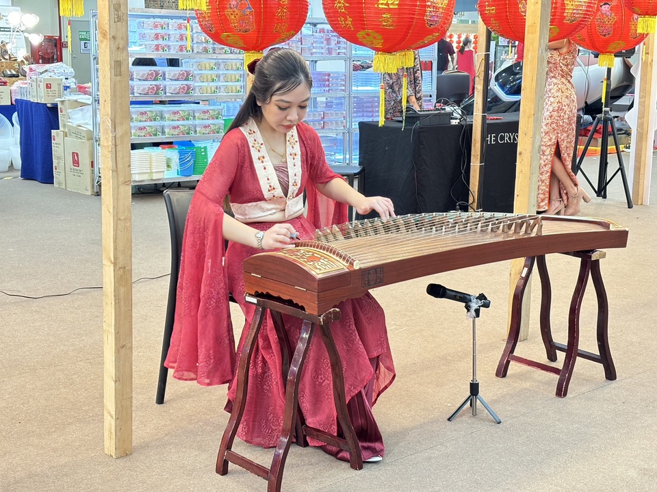 วงดนตรีคลาสสิก หญิงสาวชาวจีน แต่งกายแบบดั้งเดิม กำลังเล่นซอ