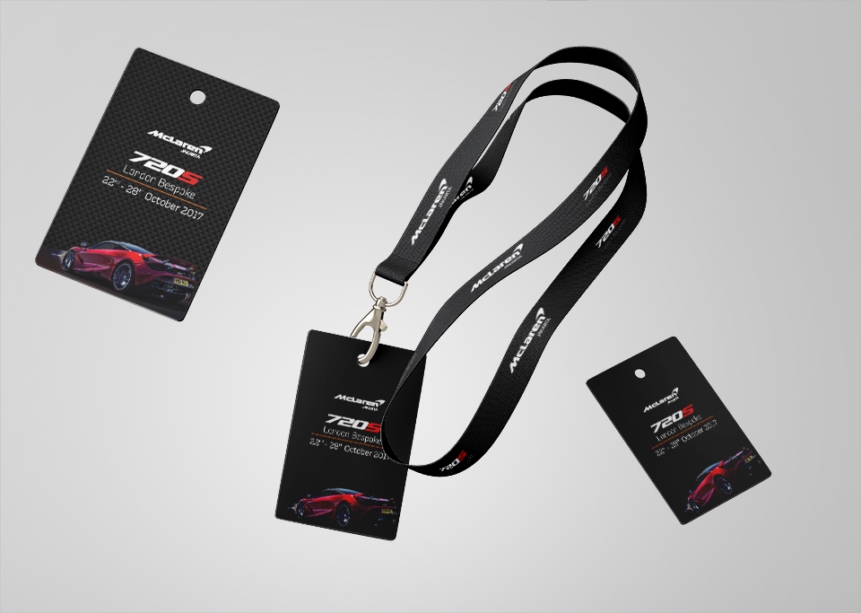 Kartu nama desain minimalis untuk bisnis McLaren 720S dengan lanyard hitam