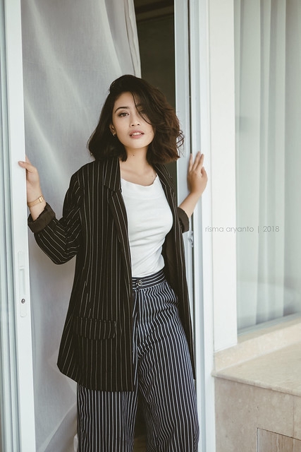 Jasa Fotografi Wanita Profesional dengan Pakaian Stylish di Studio