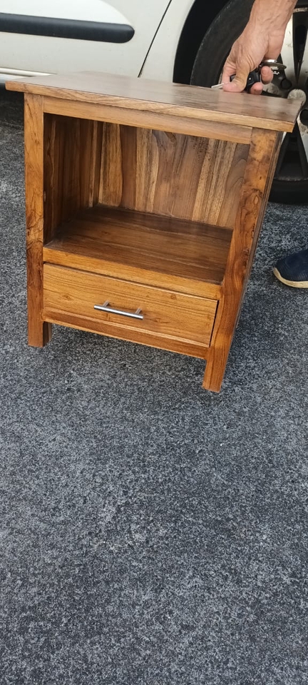 Desain meja kayu dengan satu laci dan rak terbuka, cocok untuk dekorasi minimalis.