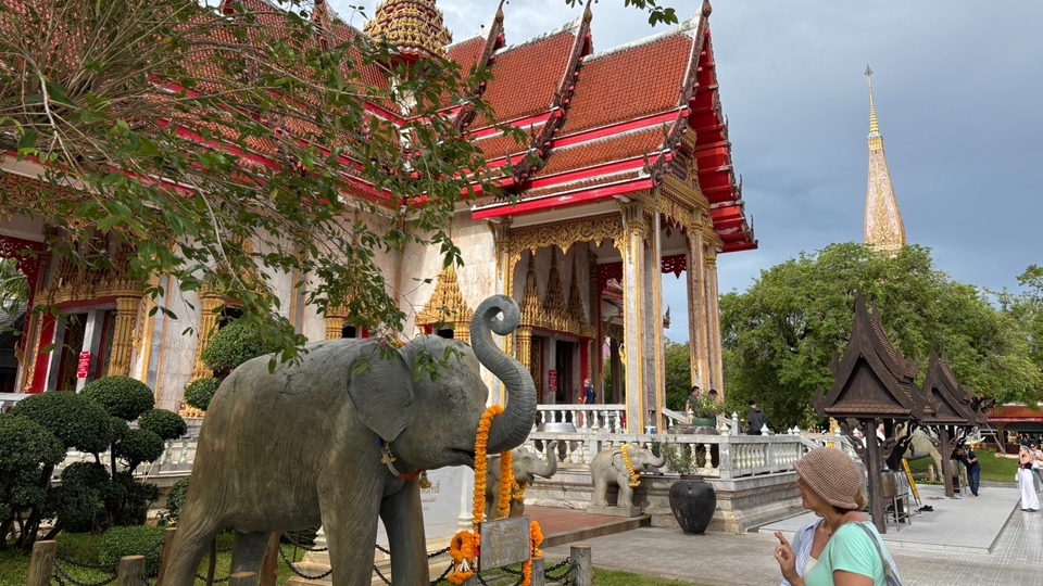 รับจ้างทำบุญออนไลน์ บริการทำบุญไหว้พระ ที่วัดสวยงาม มีช้างปูนปั้นสีเทา ใกล้กับเจดีย์สูง