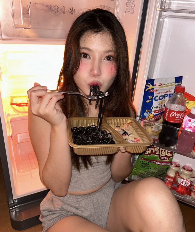 นางแบบมือสวย กินอาหารพร้อมรีวิว หานางแบบรีวิวอาหาร นางแบบมือ นางแบบมืออาชีพ หานางแบบกรุงเทพ