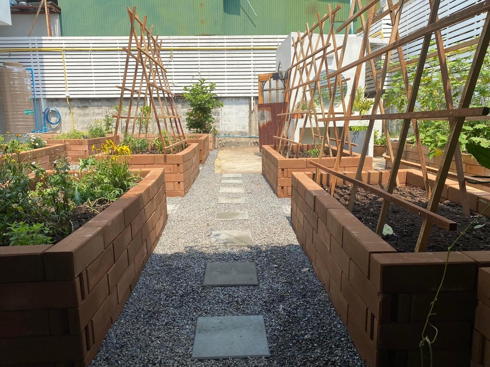 รับจัดสวนสวยสไตล์โมเดิร์น ใช้บล็อกอิฐตกแต่ง ออกแบบสวน จัดสวน