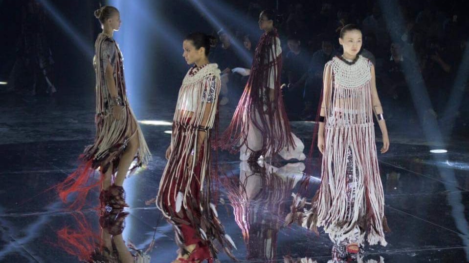 ออกแบบชุดแฟชั่น ผู้หญิง นางแบบ 4 คน ใส่ชุดยาว เก๋ ไฮแฟชั่น