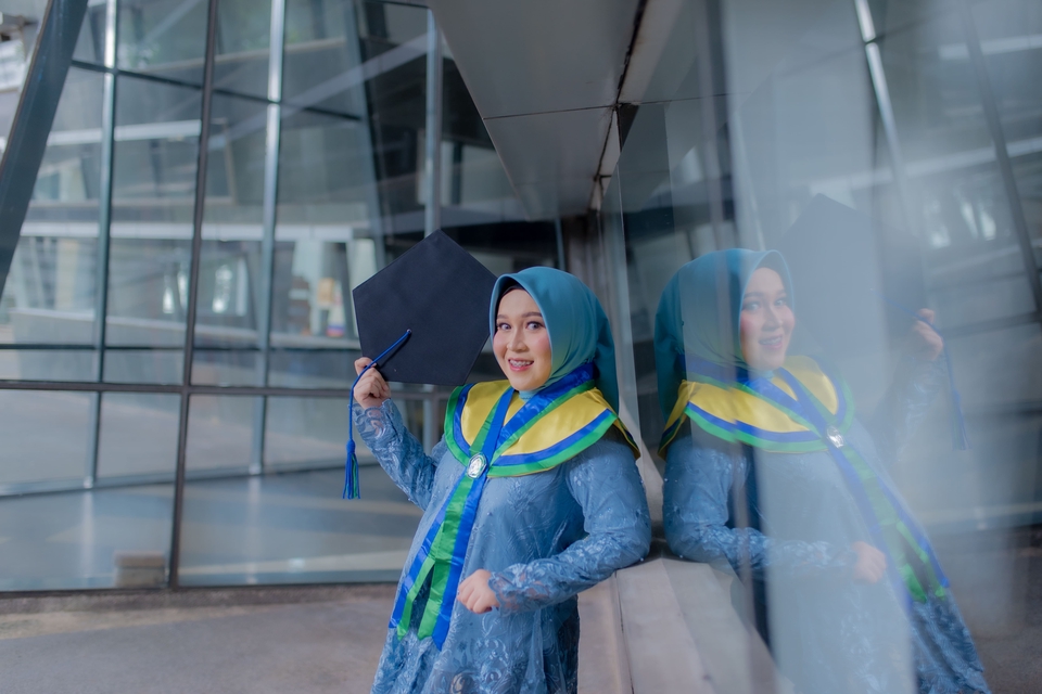 Jasa fotografi wisuda outdoor dengan fotografer profesional di studio dan luar ruangan