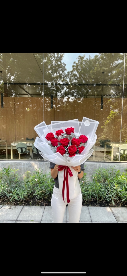รับจัดดอกไม้ - Snowy bouquet ช่อกุหลาบแดง10ดอก - 7