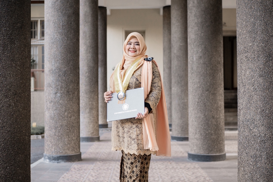 Jasa fotografi wanita muslim, foto prewedding, foto wisuda, fotografer profesional, harga fotografer murah.