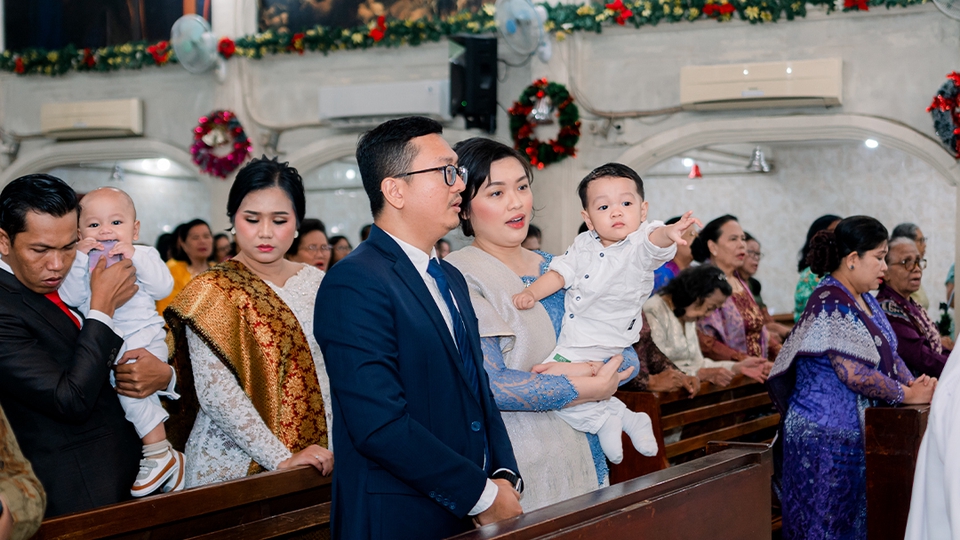 Jasa fotografi pernikahan di gereja dengan dekorasi bunga dan keluarga yang bahagia