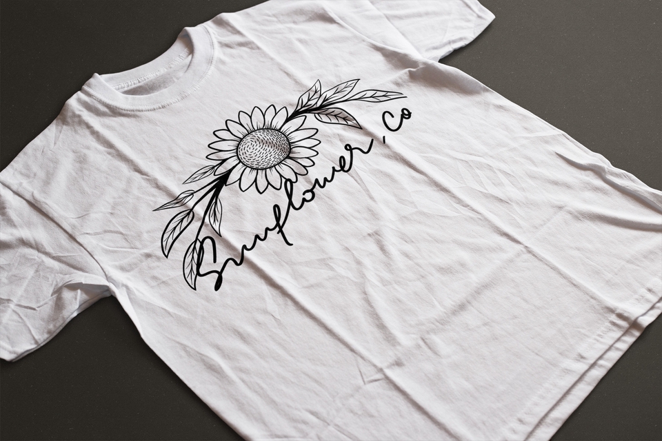 Desain kaos distro dengan motif bunga matahari dan tulisan Sunflower Co. yang unik dan trendy.