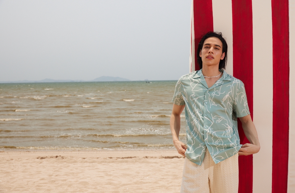 สไตล์ลิสส่วนตัว ชายหนุ่ม แต่งตัวเท่ๆ ท่ามกลางแสงแดดริมทะเล