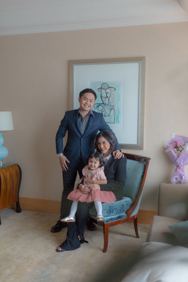 Jasa fotografi keluarga di studio dengan background putih. Fotografer profesional dan berpengalaman untuk menangkap momen spesial bersama keluarga.
