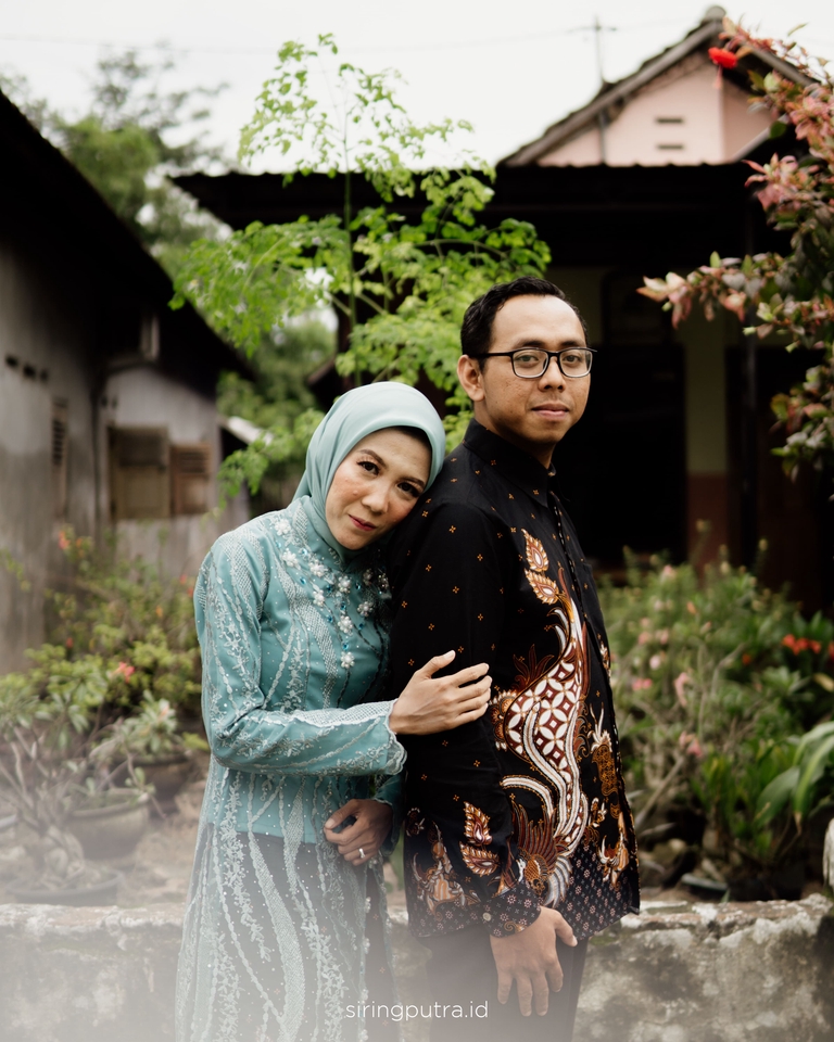 Jasa foto prewedding profesional di studio dengan pasangan mengenakan baju batik dan hijab.