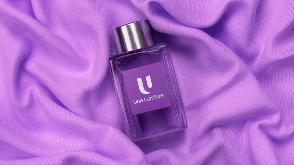 Jasa desain logo parfum dengan logo U berwarna putih dengan desain minimalis