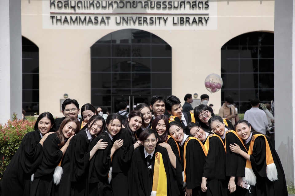 ช่างภาพ รับถ่ายภาพ รับถ่ายรูป รับปริญญา จบการศึกษา มหาวิทยาลัยธรรมศาสตร์  ถ่ายรูปกลุ่มเพื่อน
