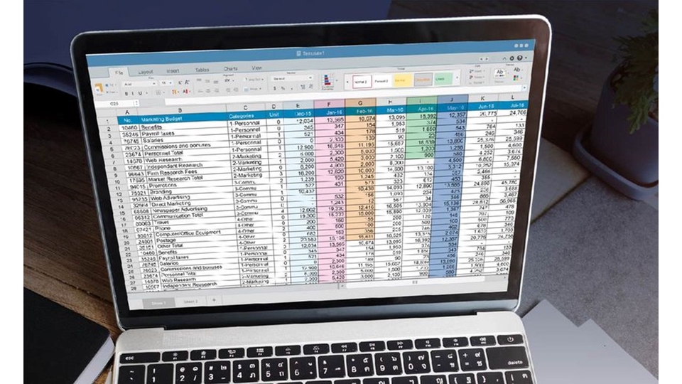 Laptop menampilkan spreadsheet dengan data keuangan, cocok untuk jasa konsultan keuangan dan akuntansi online.