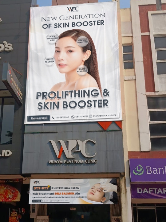 Spanduk promosi klinik kecantikan dengan layanan Prolifting & Skin Booster, WPC Wijaya Platinum Clinic, untuk perawatan kulit dan wajah.