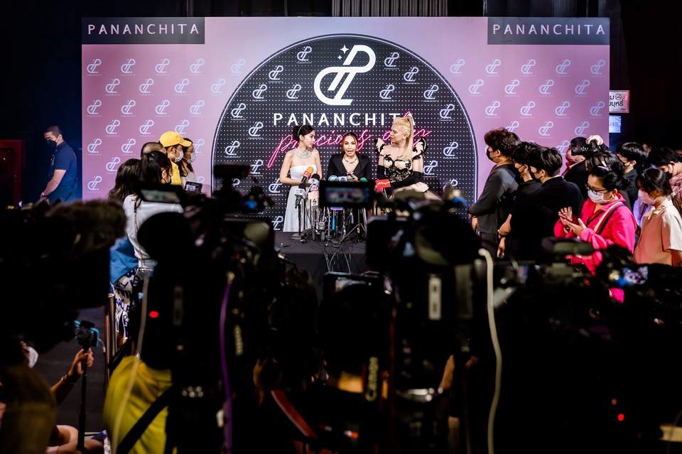 ช่างภาพ รับถ่ายภาพอีเว้นท์ รับถ่ายรูปงาน event รับถ่ายรูป รับถ่ายภาพคอนโด รับถ่ายรูปบ้าน รับถ่ายภาพงานแต่ง รับถ่ายภาพสินค้า รับถ่ายภาพ portrait รับถ่ายภาพบุคคล ถ่ายรูปรับปริญญา