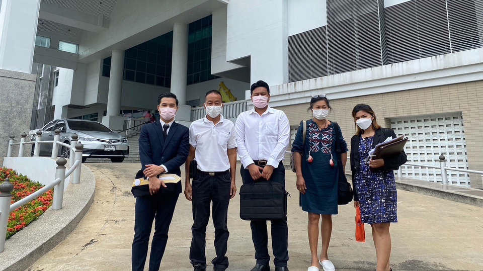ภาพถ่ายของกลุ่มบุคคลที่อาจเป็น ที่ปรึกษากฎหมาย ที่กำลังปรึกษางานด้านกฎหมายในชุดสุภาพ เหมาะสำหรับผู้ที่ต้องการ จ้างทนาย หรือ ปรึกษากฎหมาย เพื่อ รับร่างสัญญา หรือ รับทำโนติส และงานอื่นๆ ที่เกี่ยวข้องกับกฎหมาย