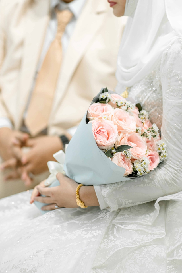 คู่บ่าวสาว ยิ้มแย้ม รับช่อดอกไม้ บริการถ่ายวีดีโองานแต่งงาน งานแต่งงาน งานแต่ง งานแต่งงาน