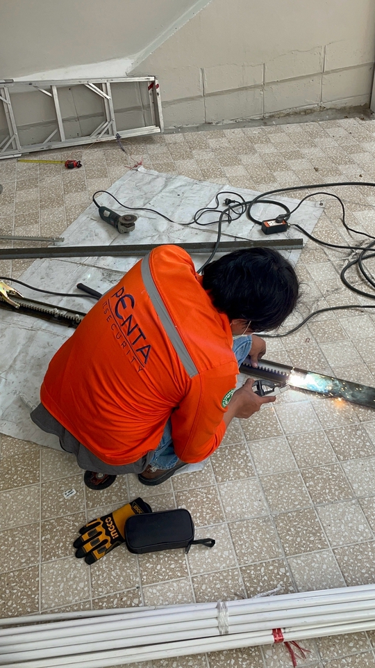 ช่างไฟฟ้ากำลังติดตั้งระบบไฟฟ้าในบ้าน รับเดินสายไฟฟ้า บริการช่างไฟฟ้าทั่วไทย ช่างไฟฟ้ามืออาชีพ