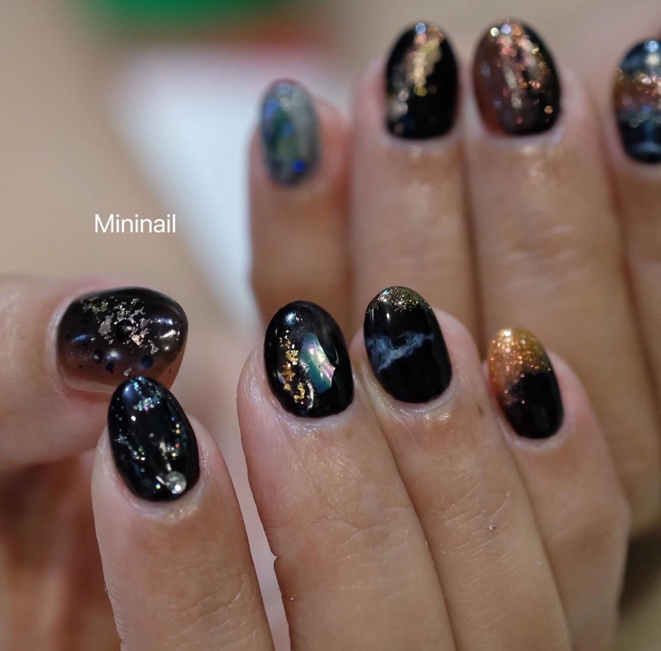 บริการทำเล็บที่บ้าน ช่างทำเล็บมืออาชีพ ต่อเล็บ เจล สีดำทอง สวยหรู Mininnail