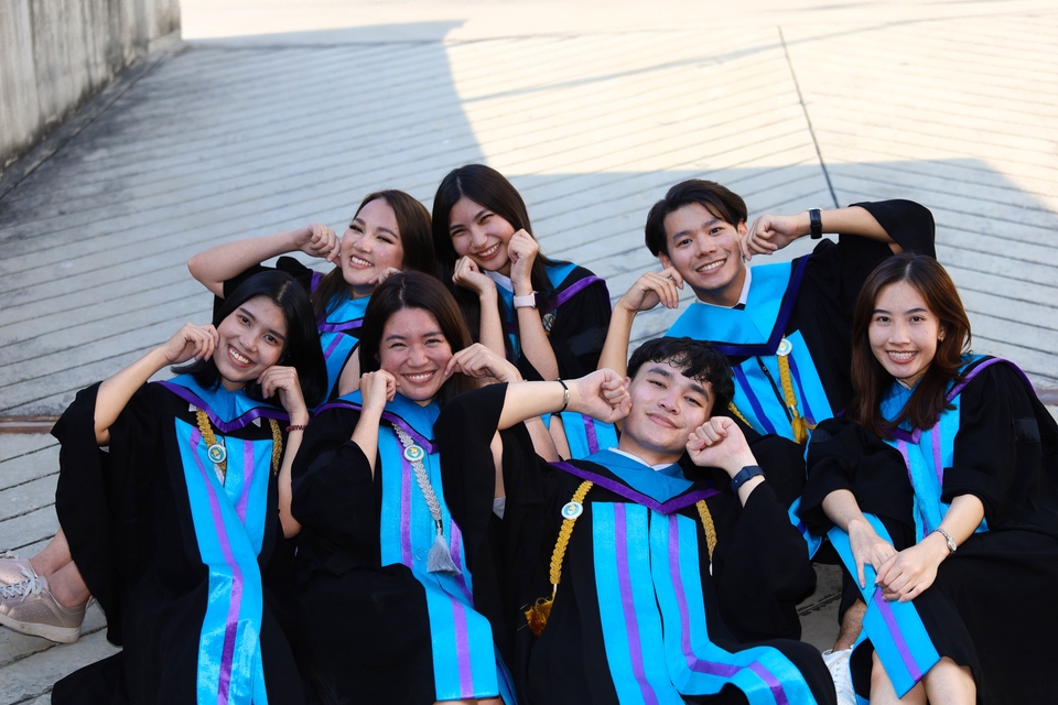รับถ่ายรูปรับปริญญา ช่างภาพรับปริญญา ถ่ายรูปกลุ่มเพื่อนจบการศึกษา