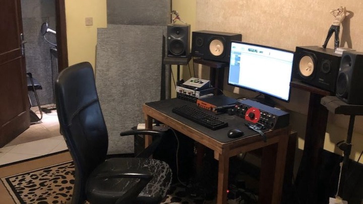 Jasa voice over professional dengan studio rekaman berkualitas tinggi.