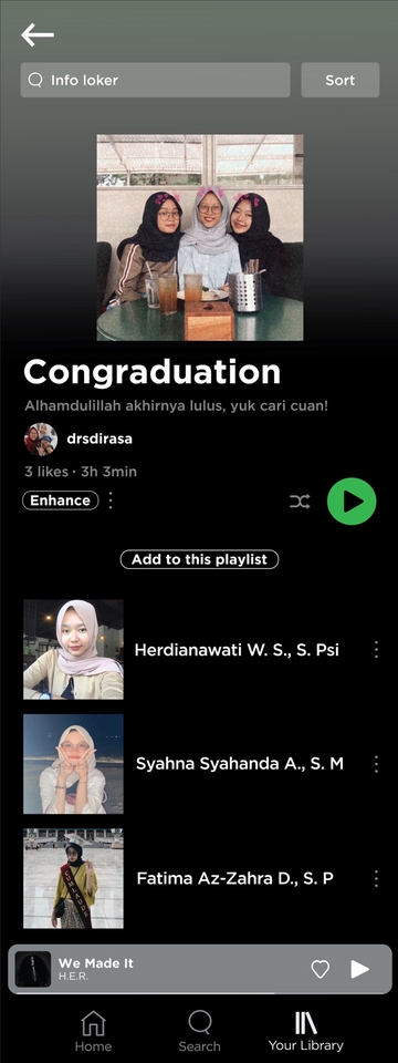 Tiga perempuan mengenakan hijab berfoto bersama di depan tempat minum, selamat lulus kuliah.